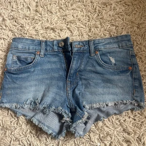 Blå jeansshorts  - Så fina 
