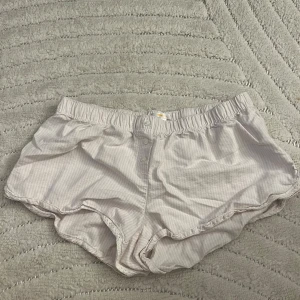 Gina shorts  - Säljer då de inte kommer till användning. De är i storlek 170. Den har en liten fläck på baksidan men som går att tvätta bort! 