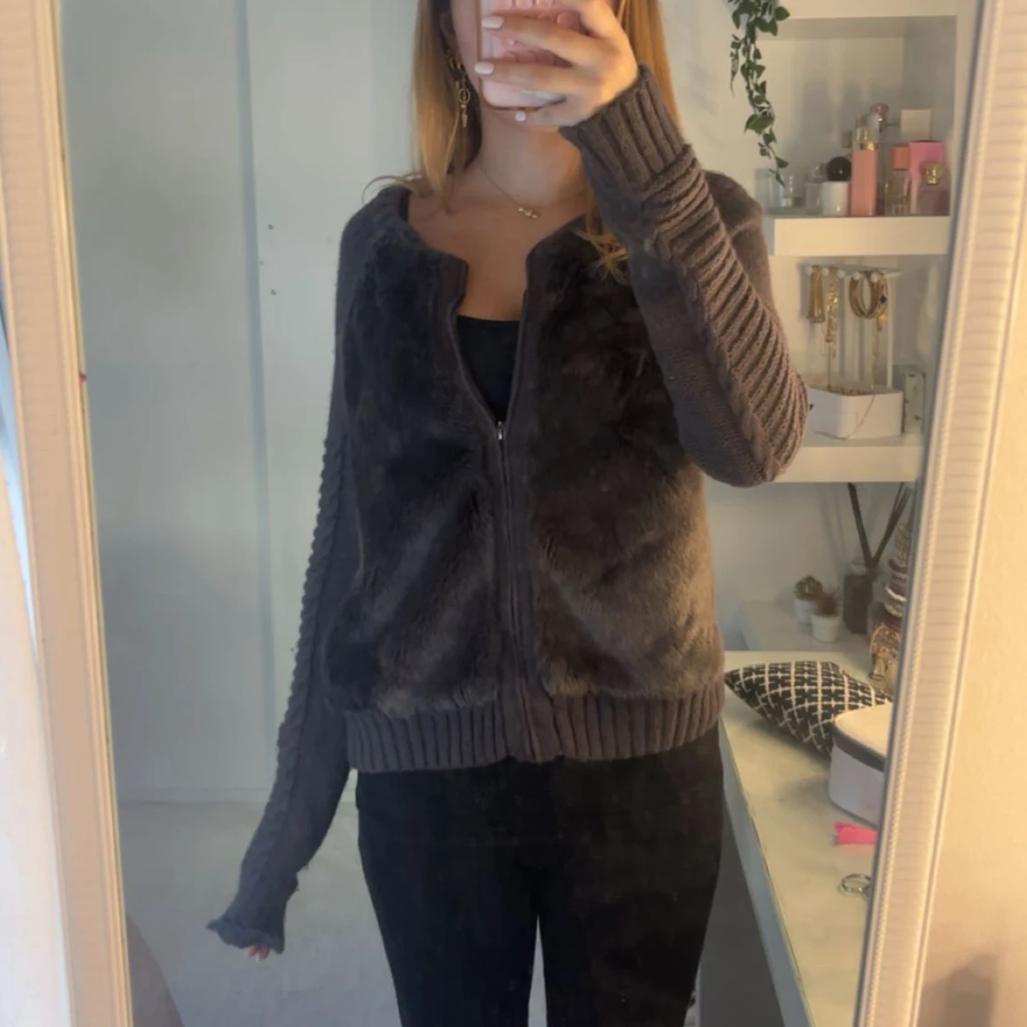 Mörkgrå/ marinblå kofta med fuskpäls och dragkedja