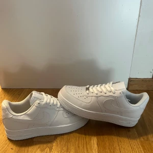 Air Force 1 White - Storlek 42. Kommer med crease skydd och är i nytt skick