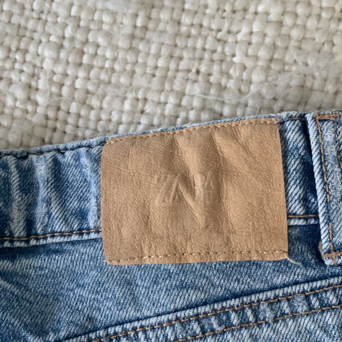 Blå jeansshorts med volang från Zara - 4