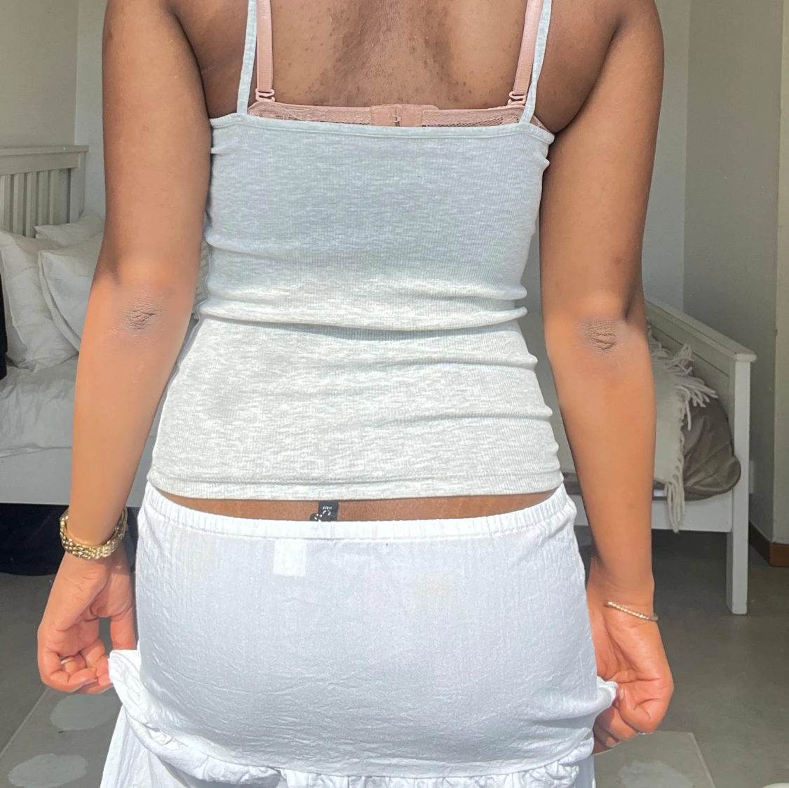 Ljusgrå ribbad linnetopp med spets - 2