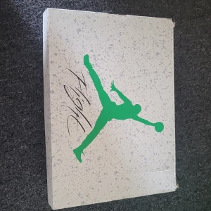 Nike Air Jordan 3 Retro svart/vit - Säljer ett par Nike Air Jordan 3 Retro sneakers i svart och vitt med röda detaljer på sulan. Klassisk siluett med rund tå, snörning och tydlig Nike Air-logga på hälen. Ovandel i skinn och syntet, ikonisk Jumpman på plösen. Perfekta för dig som gillar streetwear.