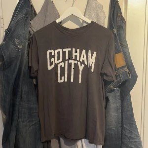 Number(N)ine gotham city tisha - Säljer nu min tvärfeta number nine tisha då den inte kommer till användning så mycket längre. skicket är utmärkt! köpt på vinted för 1200, mitt pris 899!