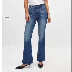 Blå bootcut jeans från NA-KD - Snygga blå bootcut jeans från NA-KD. Helt oanvända och oöppnad i påsen