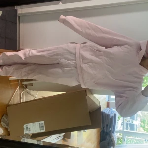 Mjukiset Gina Tricot - Säljer ett par ljusrosa mjukisbyxor från Gina Tricot i storlek M. Byxorna har en avslappnad passform med resår i midjan och är tillverkade i mjukt material som är perfekt för chill dagar. Matcha med hoodie för en komplett look. 