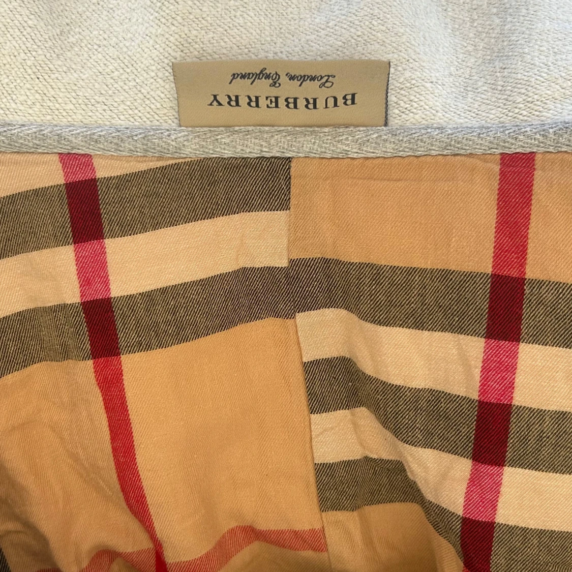 Grå hoodie från Burberry med dragkedja - 2