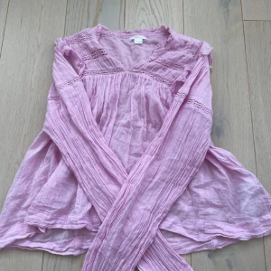 Slutsåld rosa blus från Gina young  - Säljer en blus från Gina som nu är slutsåld, knappt använd så i mycket gott skick!☺️