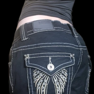 Svarta Arizona jeans med broderi - Lite slitna men det är inget som syns 💕 uppskattar att de är storlek s/m💕 fråga gärna om mått 💕