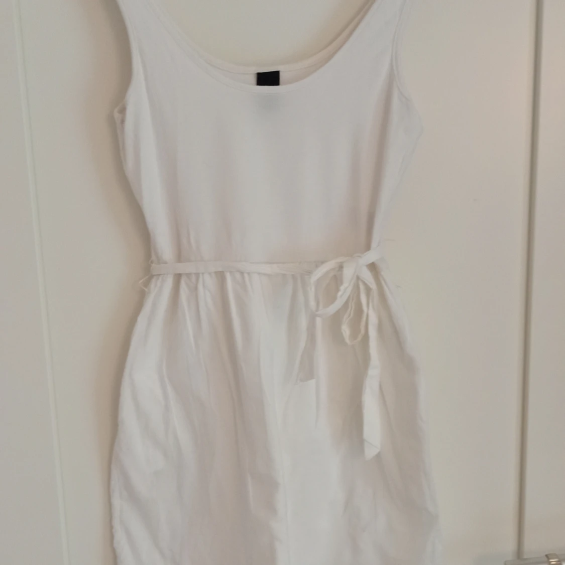 Vit mini bomullsklänning Vila