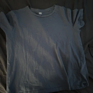 Tjena säljer en T-shirt från lager 157 - Säljer min systers t-shirt från lager 157. Storlek L, säljer den p.g.a att hon inte ville ha den längre