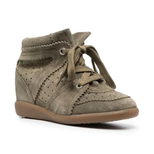 Isabel Marant Étoile kilklackade sneakers - Lägger upp mina Isabel Marant skor igen nu när jag bestämt mig för att sälja. - Snygga kilklackade sneakers i beige mocka från Isabel Marant Étoile. Skorna har perforerade detaljer, bred snörning och vågiga kanter. Gummisula och rund tå ger en cool och avslappnad vibe. Perfekta för dig som vill ha både stil och komfort.
