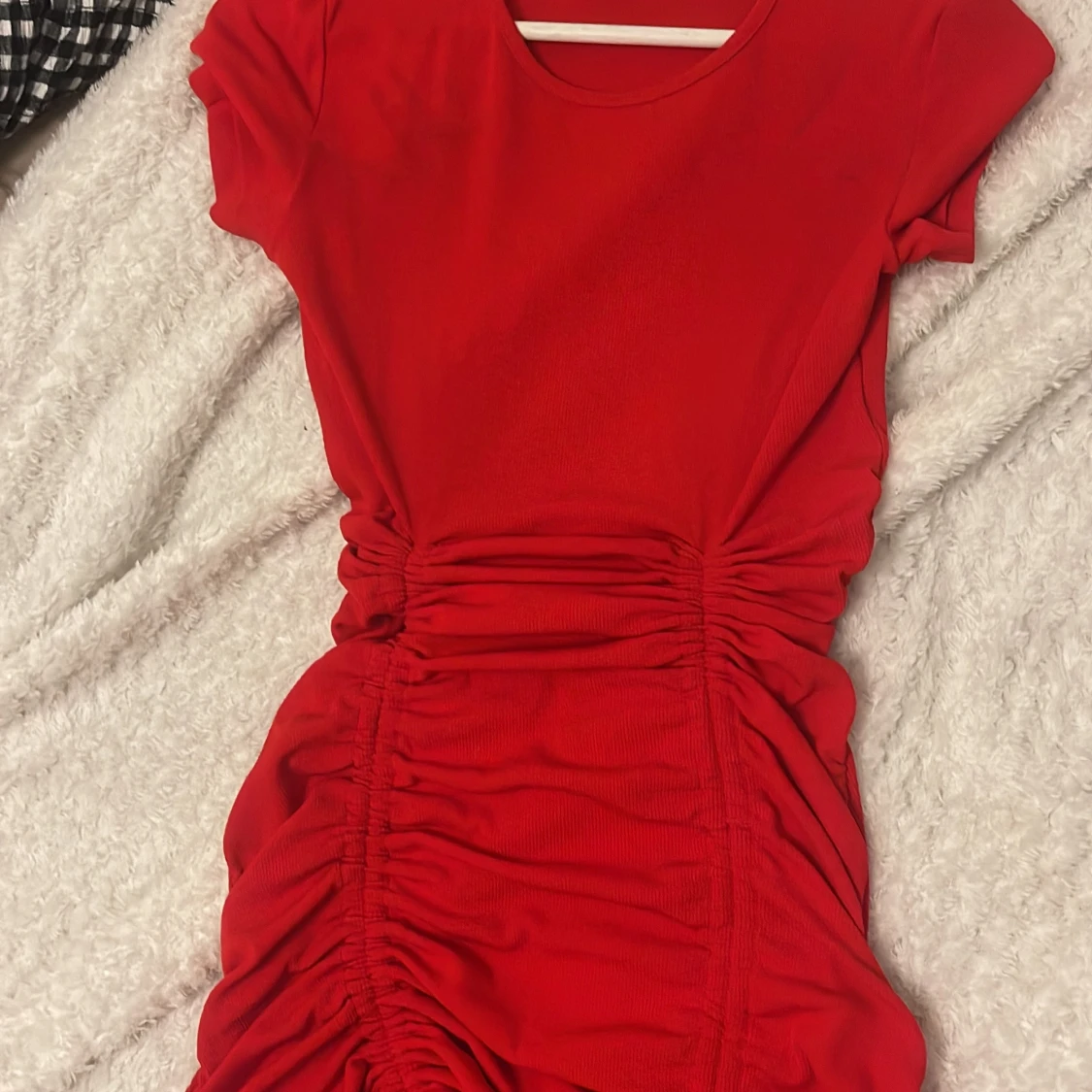 Röd kortklänning med snörning - 3