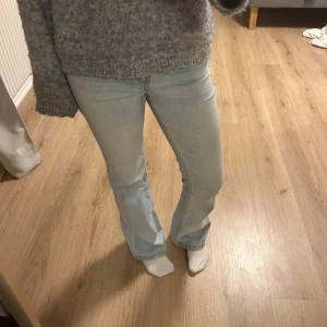 Ljusblå bootcut jeans - Säljer ett par ljusblå midwaist jeans. Det är små repor som man kan se på de sista bilderna. Inget man ser tydligt när man bär dem men därav kan priset diskuteras. 