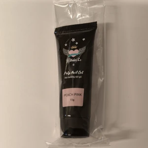 Poly Nail Gel Peach Pink 15g - Poly Nail Gel från Cabelos.Co i färgen Peach Pink. Tuben innehåller 15g gel för att bygga snygga naglar med en mjuk Peach Pink ton. Perfekt för dig som vill skapa egna gelnaglar hemma. Kommer i praktisk svart tub med söt design.