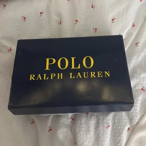 Polo Ralph Lauren sneakers blå/grön - Snygga sneakers från Polo Ralph Lauren i vitt, blått, grönt och svart. Skorna har meshdetaljer, mocka och skinn, samt klassisk snörning. Ikoniska Polo-loggan på sidan och cool retrostil. Perfekta för dig som gillar sportig och trendig look. Min lillebrors skor 💗