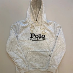 Grå Ralph Lauren hoodie - Grå unik polo Ralph Lauren hoodie //  Mycket bra skick //  Storlek M //  Skriv vid minsta fråga eller fundering💯🤝