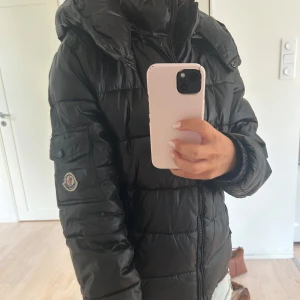 Svart Moncler Maya perfekt för hösten/vintern❤️ - Svart Moncler Maya jacka perfekt till hösten / vintern❤️nyskick, säljer då jag har tröttnat på den. Skriv för fler frågor 💕