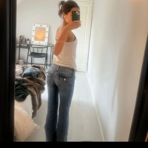 Low waist bootcut jeans - Snygga lågmidjade bootcut jeans. De har fina bakfickor med knapp. Använda en del men är i väldigt fint skick! Säljer då de är lite för korta för mig. Lappen är borta så vet ej var de är från. Skriv om du har några frågor☺️