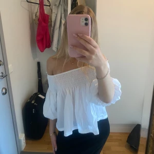 Vit offshoulder blus med puffärm - Superfin vit blus med offshoulder från Zara! Har flera liknande toppar därav säljer jag denna! Storlek M men passar mig som har XS