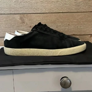 Saint Laurent skor (41/42) - Säljer ett par riktigt snygga SL/06 | skicket på skorna är 7,5/10, skada i hälarna och mockan är lite skadad men som inte syns på! Dustbag tillkommer!  Storlek 41 men passar 42! Nypris ~ 8000