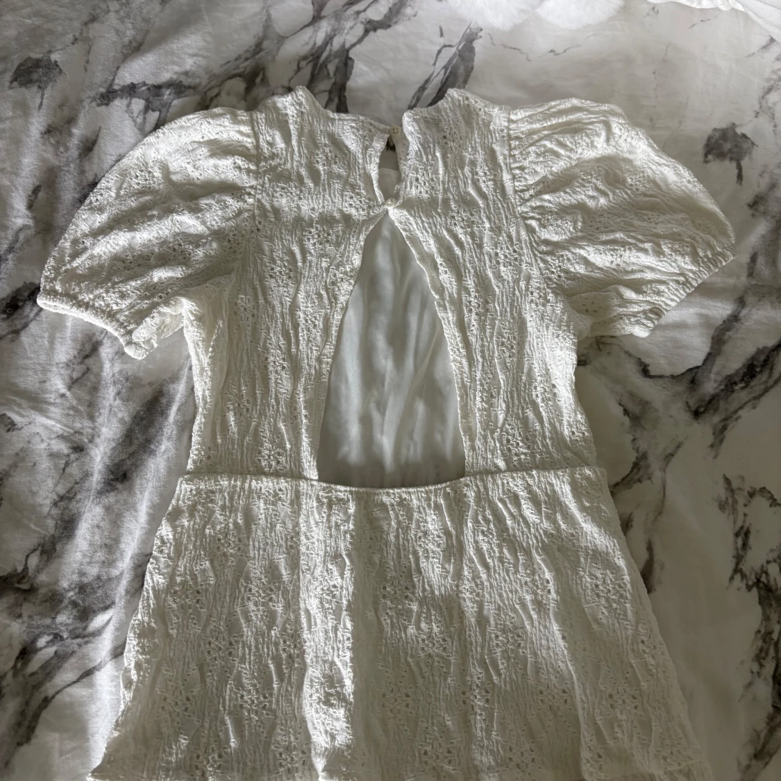 Vit klänning med blom mönster - 1