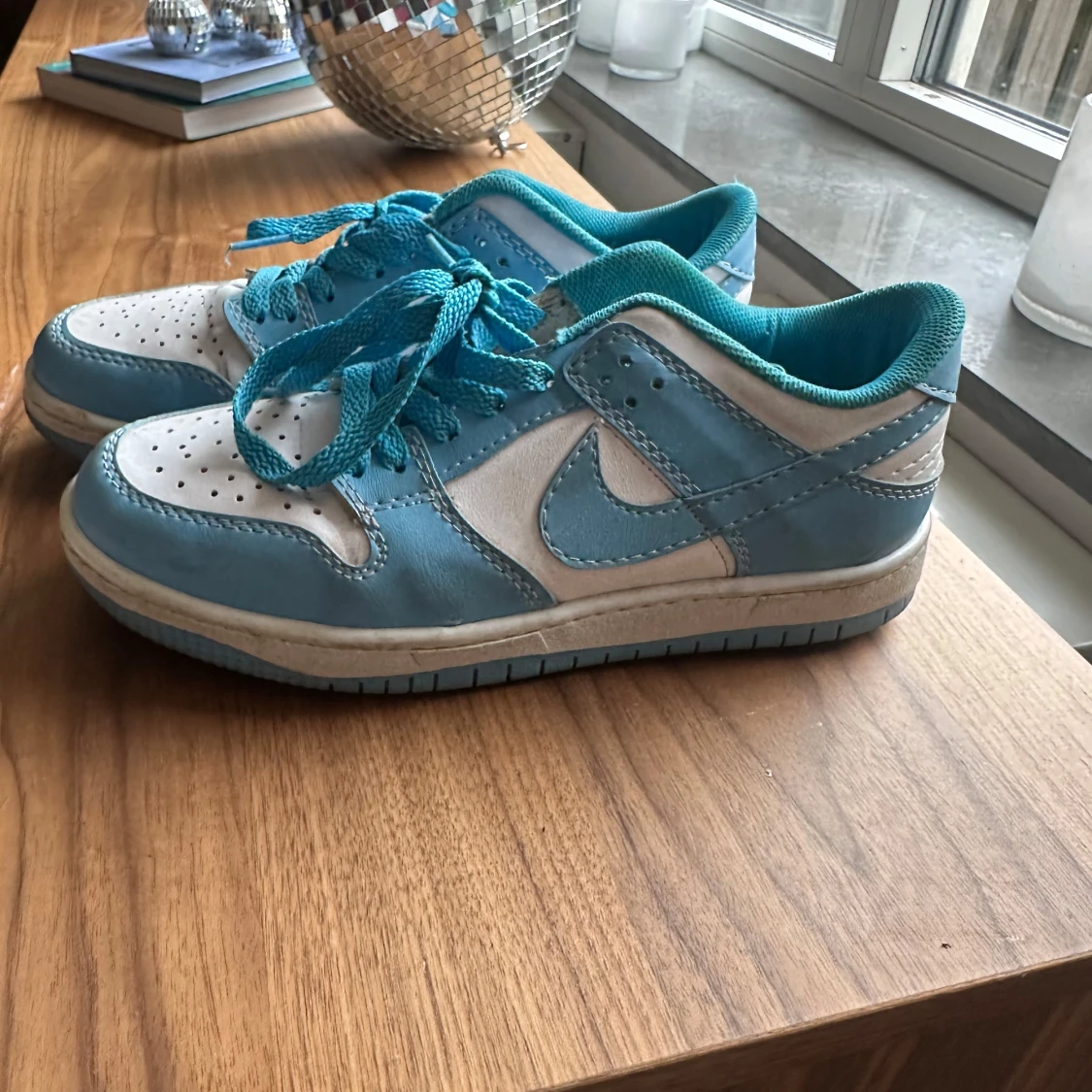 Nike Dunk Low blå och vita sneakers (inte riktiga) - 2