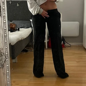 Svarta kostymbyxor Tiger of Sweden - Säljer ett par svarta kostymbyxor från Tiger of Sweden. Storlek framkommer inte men skulle säga att dem passar xs-s. Byxorna har en klassisk rak passform med lite vidare ben och lowwaist. Snygga detaljer på insidan med röd kant. Perfekta för en clean och stilren look.