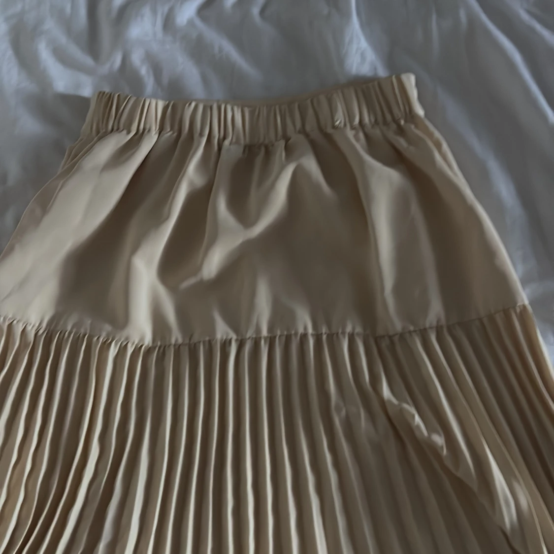 Beige plisserad långkjol - 1