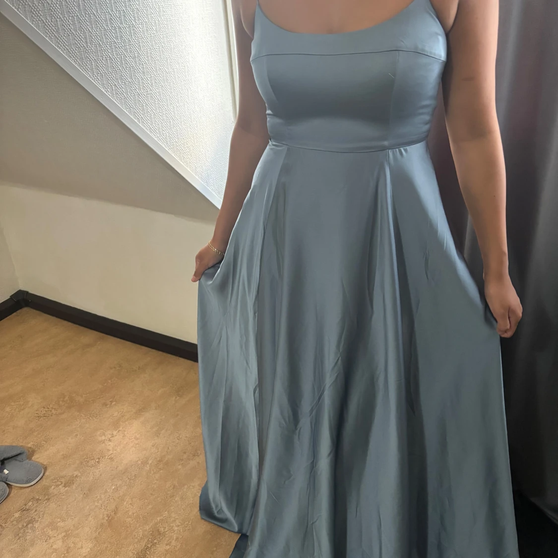 Ljusblå långklänning med smala axelband - 1