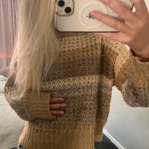 Beige och brun stickad tröja - Supermysig stickad tröja i beige och bruna toner med breda ränder. Perfekt nu till hösten!! Storleken är L men tröjan ser perfekt ut i storlek för mig som bär vanligtvis XS💞💞😍