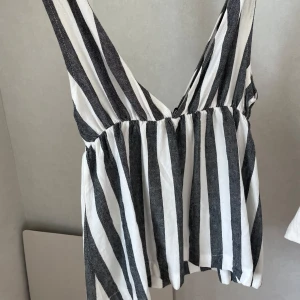 Subdued randig topp - randig topp från Subdued i storlek S. Mycket bra skick, knappt använd💕