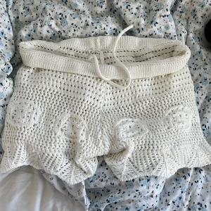 Vita virkade shorts - vita virkade shorts från mango som ej kommit till användning tyvärr 💞