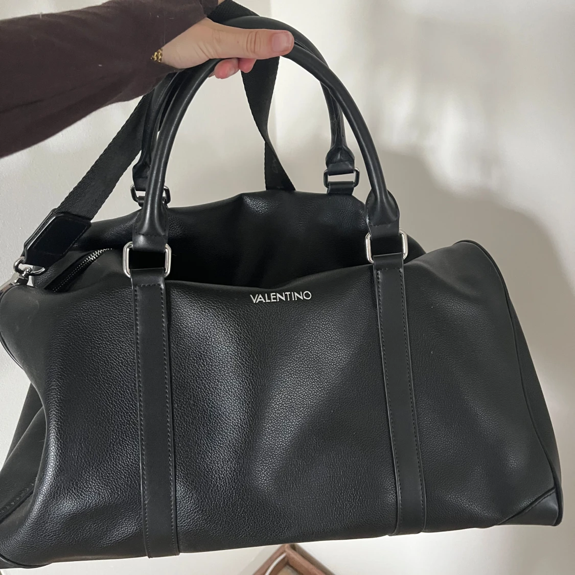 Svart handväska från Valentino - 3