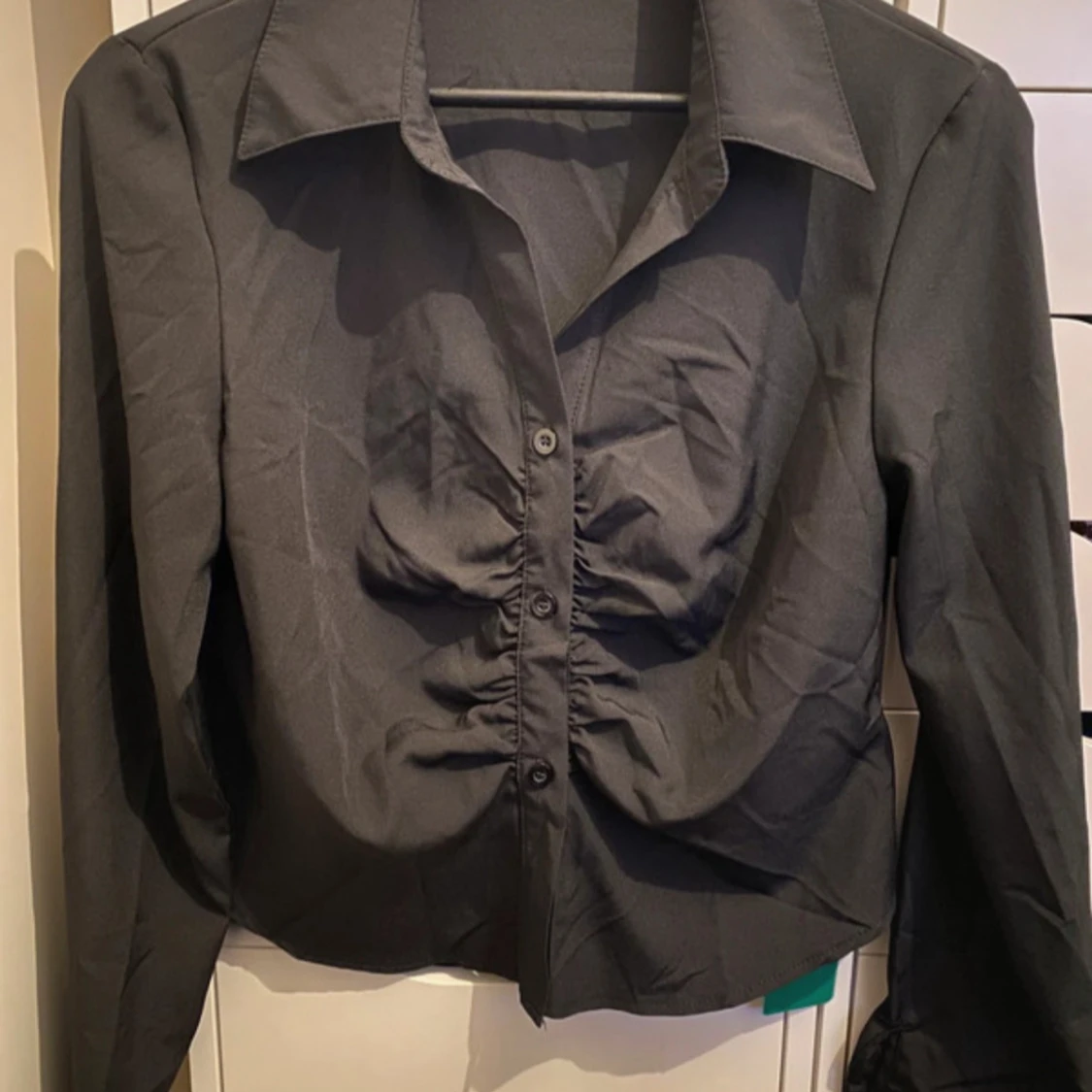 Svart skjorta med rynk från SHEIN