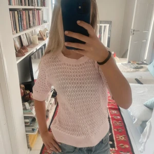 Ljusrosa stickad t-shirt  - Säljer en jättesöt ljusrosa stickad t-shirt. Knappt använd💕