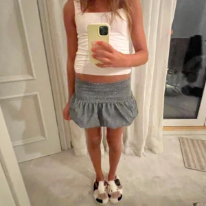 Glittrig Zara kjol  - Så snygg grå glittrig Zara kjol, andvänd en gång helt utan defekter💕 väldigt stretchig 