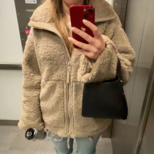 H&M Beige teddyjacka - Använd fåtal gånger, inga skador eller fel. 