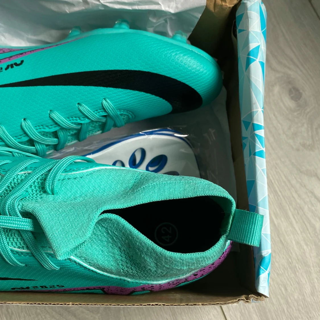 Turkosa fotbollsskor med lila detaljer - 3