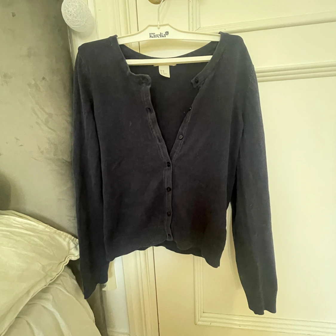 Mörkblå kofta med knappar