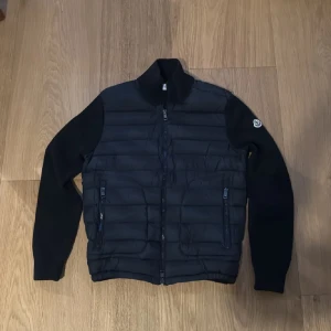 Monclear cardigan svart - Svart monclear cardigan storlek S Skicket är som ny