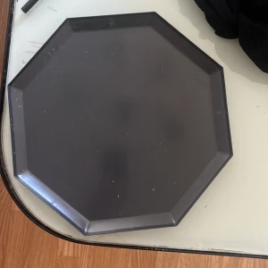 Dekorations fat i metall - Ett helt oanvänt dekorations fat med ynka fläckar