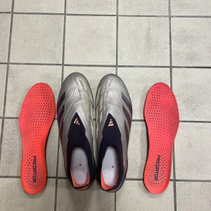 Adidas Predator fotbollsskor silver/svart - Säljer ett par Adidas Predator fotbollsskor i storlek 44 2/3(passar 44) Köpta på unisport för 2399kr och säljer nu dem. Är i bra skick och använda endast några träningar(aldrig match!) PRIS KAN DISKUTERAS ☺️