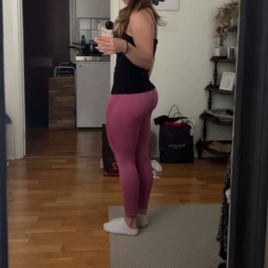 Rosa seamless leggings från NVGTN - Säljer ett par snygga rosa seamless leggings från NVGTN. De har hög midja, ribbad linning och tight passform.