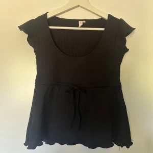 Svart topp från Nelly - Använd en gång