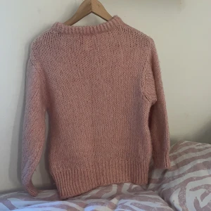 Rosa stickad tröja  - Super fin rosa stickad tröja med lite glitterdetaljer som tyvärr tyvärr är för liten. Super bra skick! Passar Xs/S