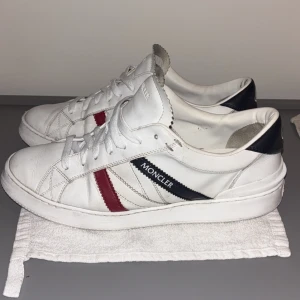Vita Moncler sneakers - Moncler Sneakers | Bra skick 9/10 | Nypris: 3999kr   | Storlek 42