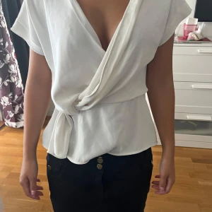 Söt topp  - Jätte söt topp från Zara, använd, har en defekt under ena armen men syns inte om man inte ”vet att det är en defekt där” 