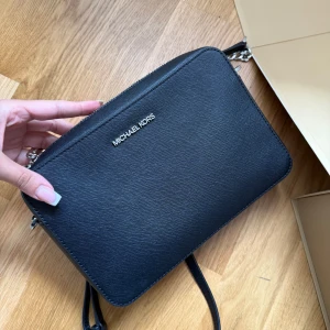 Väska Michael kors - Helt ny väska från Michael kors. Pris: 1200kr