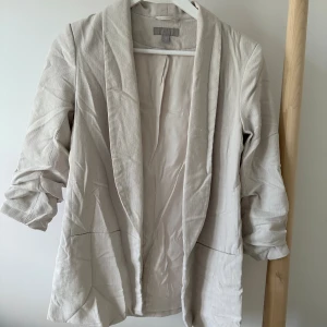 H&M Cream Blazer - Ljusbeige kavaj från H&M.